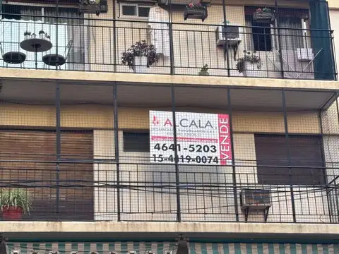 EXCELENTE 3 AMB. AL FRENTE CON BALCÓN Y COCINA INDEPENDIENTE