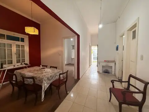 Amplia Casa Estilo Inglés en Lanús con fondo verde.