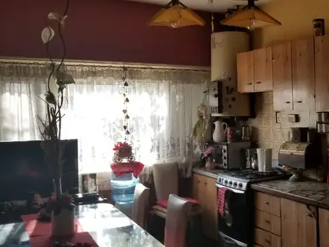 EN VENTA EN CIUDAD JARDIN CHALET SOBRE LOTE DE 10X21 CON 150 M2 CUBIERTOS, 3 DORMITORIOS- FICHA 7732