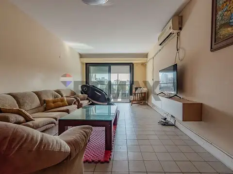 EXCELENTE PISO ENTERO CON BALCON EN P. CHACABUCO