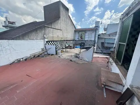 CASA + LOCAL A REFACCIONAR EN PARQUE AVELLANEDA