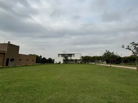 Terreno en country Altos De La Ribera sobre el bv