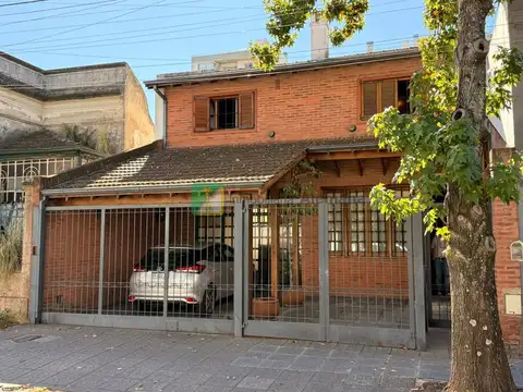A la VENTA chalet de 5 amb. en el centro de San Martin.