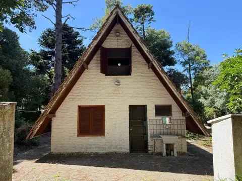 CASA ESTILO ALPINO 4 AMBIENTES EN ALQUILER-BOSQUE