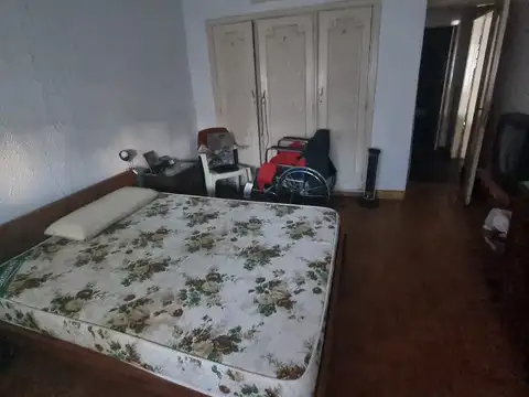 Chalet de 4 ambientes  a mts. de estación y centro comercial, garage o 3º doremitorio, jardín cuarto