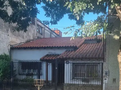 Chalet de 4 ambientes  a mts. de estación y centro comercial, garage o 3º doremitorio, jardín cuarto