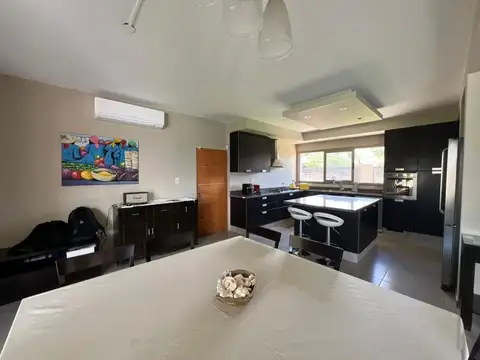 Casa 7 ambientes con 3 baños