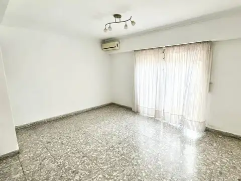 Venta Depto 3 ambientes con balcón al frente en Olivos