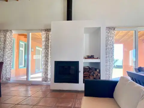 Casa 4 ambientes con 2 baños