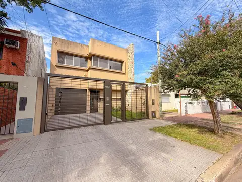 Agrelo 900, Barrio Arroyito, Rosario, 3 dormitorios c/cochera y jardín