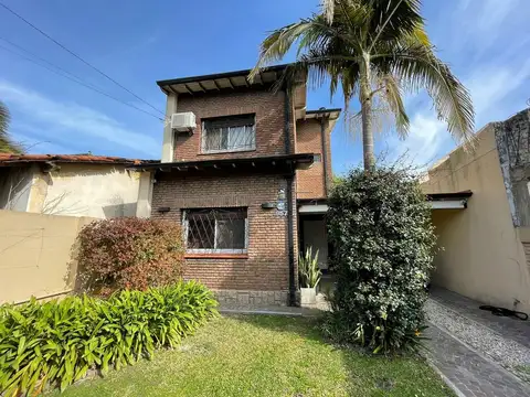 CHALET EN LOTE PROPIO CASTELAR 