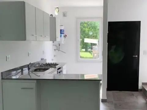 Duplex 3 ambientes en venta  en  Manzanares Chico. Jardin y amenities. Bajas expensas.