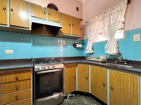 Casa 8 ambientes con 2 baños