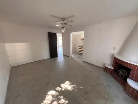 LUQUE. CASA EN VENTA. 2 DOR. PATIO Y GGE.