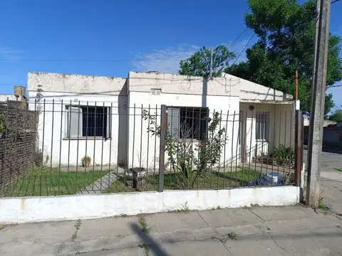 VENTA/CASA/2 DORMITORIOS/COCHERA/ESQUINA/SERVICIOS