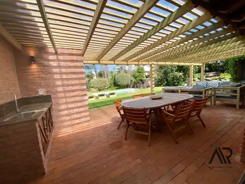 Casa 5 ambientes con 5 baños
