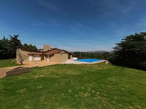 Casa venta en Barrio Parque Golf, vista abierta al golf