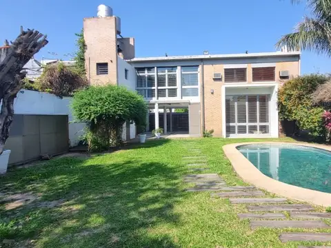 Casa en Alquiler con 2 cocheras