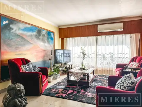 PH en primer piso por escalera, ubicado frente al Hipódromo de San Isidro en venta.
