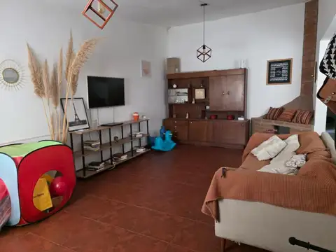 Casa en Alquiler con 4 cocheras