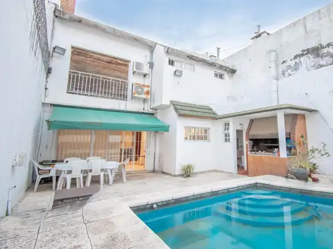 VENTA CASA 4 AMBIENTES - PILETA - PARRILLA - COCHERA - VERSALLES