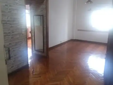 AMPLIO 3 AMB C/ DEPCIA AL FRENTE, EN MONSERRAT, TODO LUZ