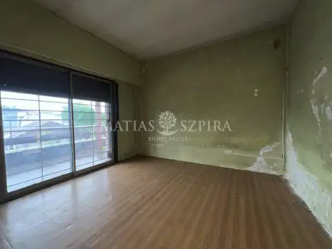 CASA A REFACCIONAR CON 2 LOCALES COMERCIALES