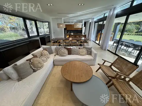 Casa en Venta con 2 cocheras
