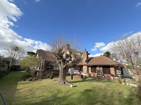 Casa en Venta con 3 cocheras