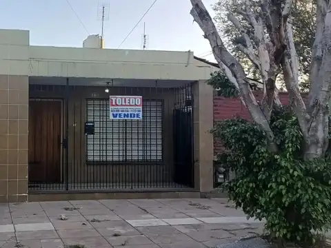 Casa en venta en Isidro Casanova