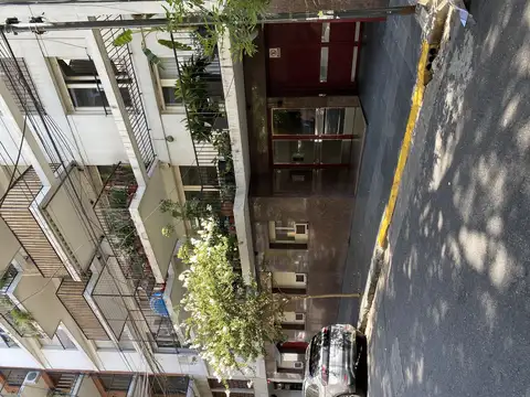 ¡Oportunidad! Hermoso semipiso, de 4 ambientes con dependencia de servicio y cochera, muy luminoso y con buena distribución