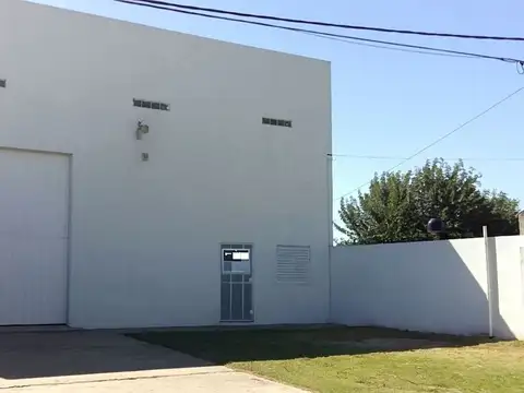 Galpón de 721 m² con oficina, a pasos de Newbery