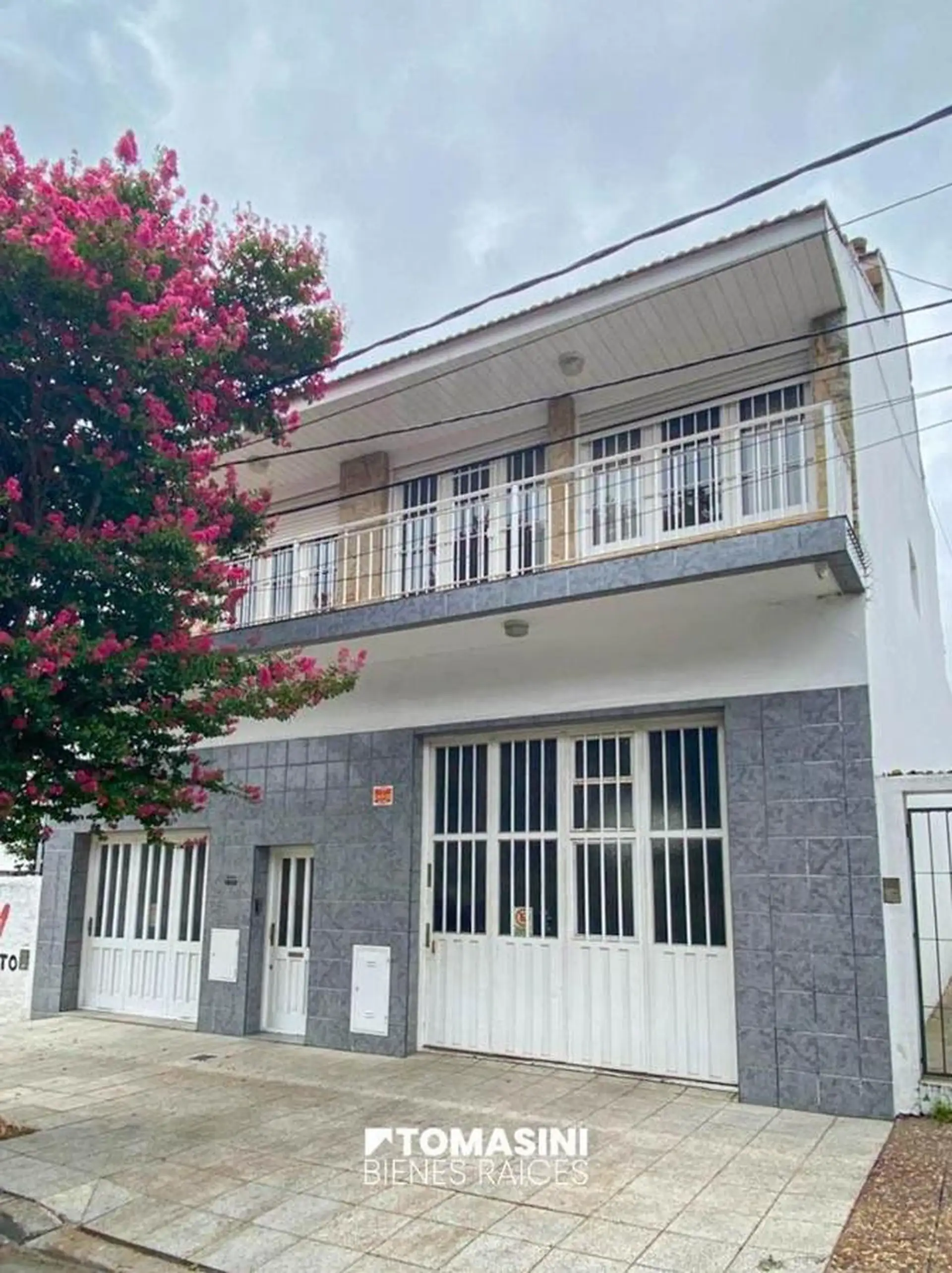 Chalet de 4 ambientes con quincho, local y parque