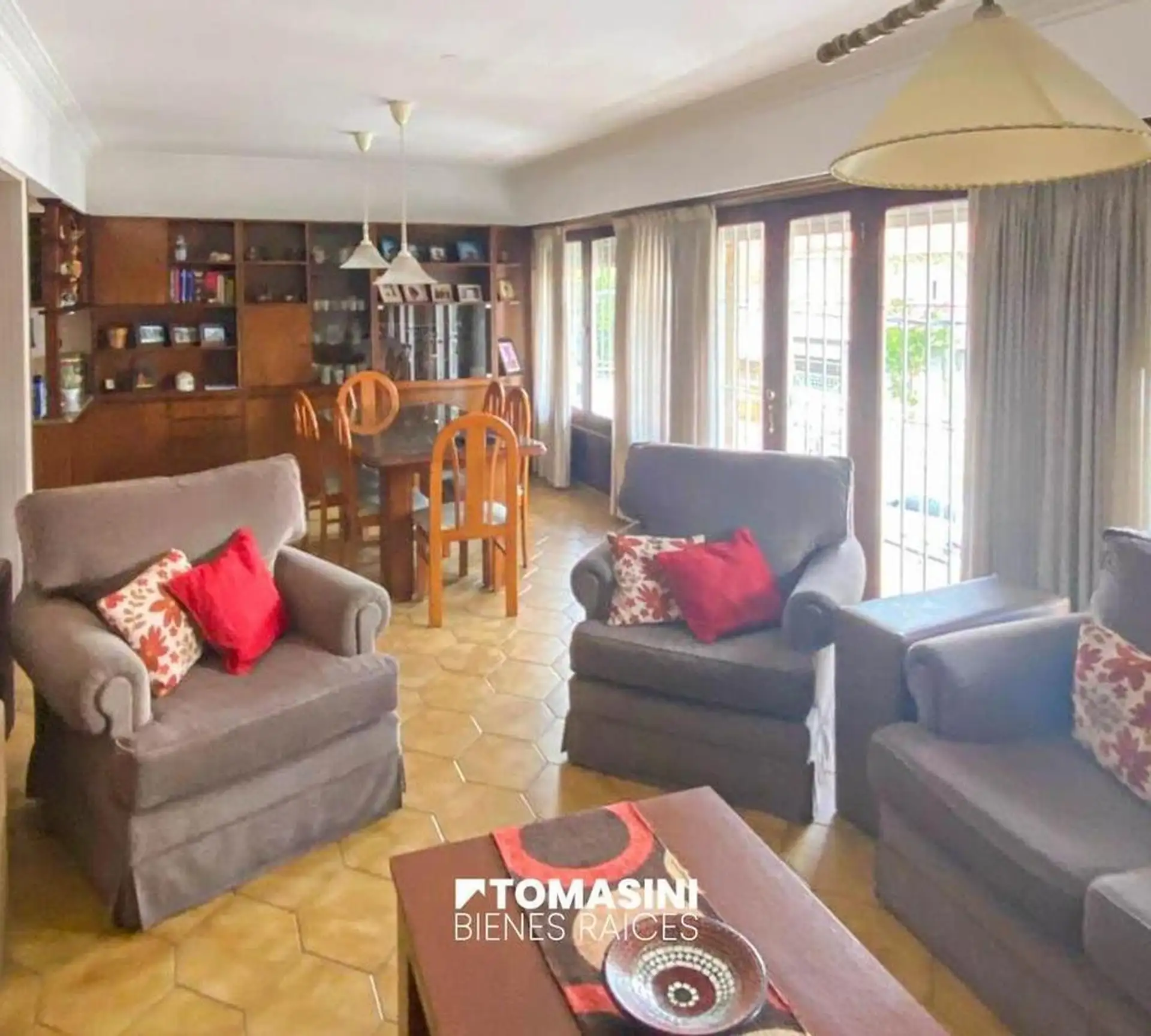 Chalet de 4 ambientes con quincho, local y parque