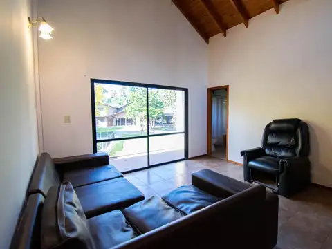 Casa en Venta con 3 cocheras