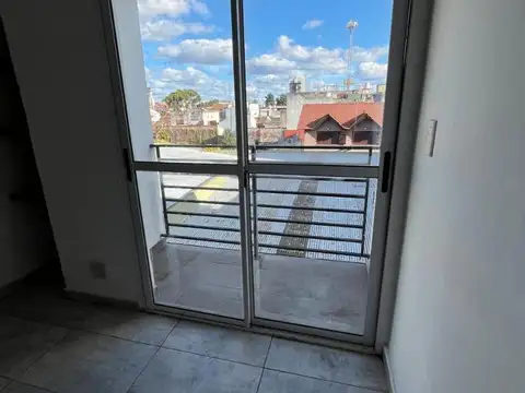 EXCELENTE DEPARTAMENTO EN HURLINGHAM