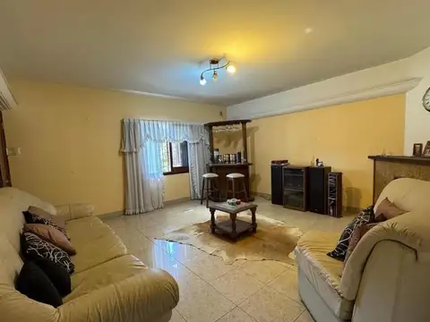 Casa en Venta con 3 cocheras