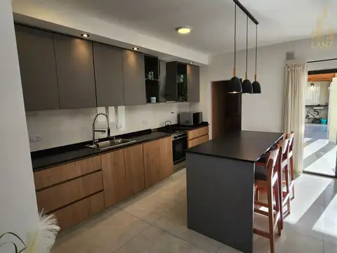Casa en Venta con 2 cocheras