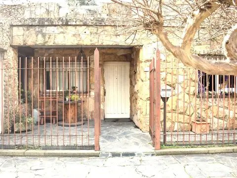 VENTA CASA 5 AMBIENTE C/ PILETA Y JARDIN MERLO
