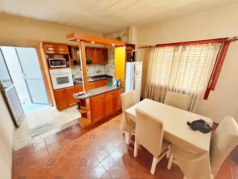 VENTA CASA 3 AMBIENTES LANÚS OESTE JARDIN GARAGE CUBIERTO PARRILLA