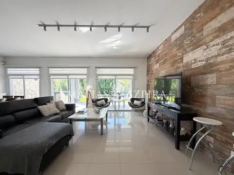 Casa 5 ambientes con 4 baños