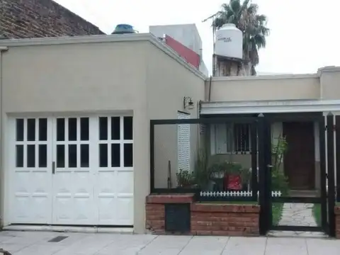 CASA 4 AMBIENTES CON COCHERA