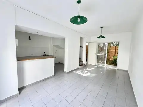 DUPLEX EN VENTA 529 E/ 11 y 12 RECICLADO 2 DORM 2 PATIOS