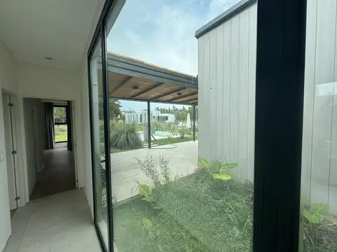 Casa 4 ambientes con 2 baños