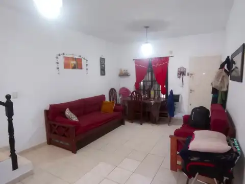 Casa 4 ambientes con 2 baños