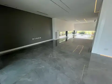 Casa en Venta con 3 cocheras