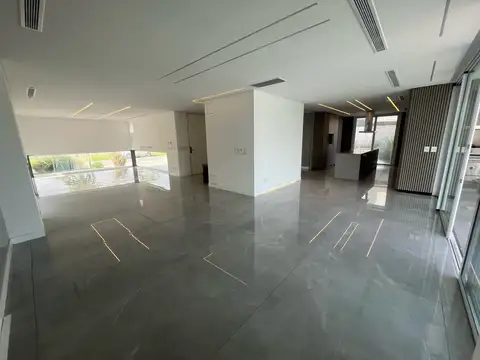 Casa 5 ambientes con 4 baños