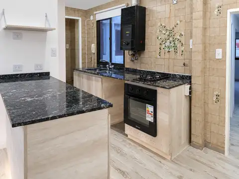 SEMIPISO DE 1 DORMITORIO CON BALCÓN AL FRENTE POR ESCALERA – CENTRO