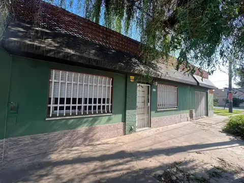 VENTA CASA 2 DORMITORIOS MAS COMODIN PATIO Y LOCAL