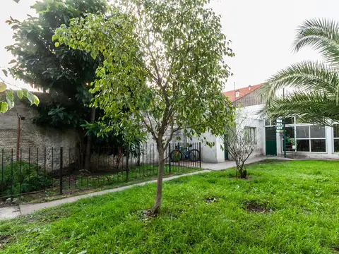 Casa en Banfield, lomas de zamora, 4 ambientes, terraza, cochera, fondo, apto credito